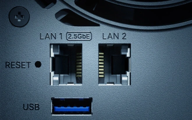 Мрежов сторидж Synology DS1525+, за 5 диска, AMD Ryzen V1500B - 4 Cores